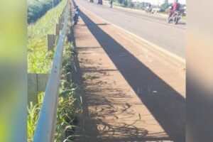 Um homem, de 37 anos, morreu após perder o controle da motocicleta e cair na altura do km 440 da BR 153, em Anápolis. (Foto: divulgação/PRF)