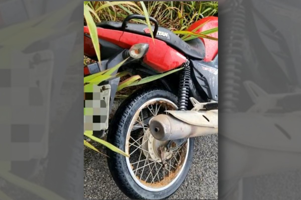 Ladrões abandonaram a moto após serem perseguidos por policiais 