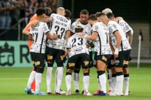 Time do Corinthians reunido no gramado