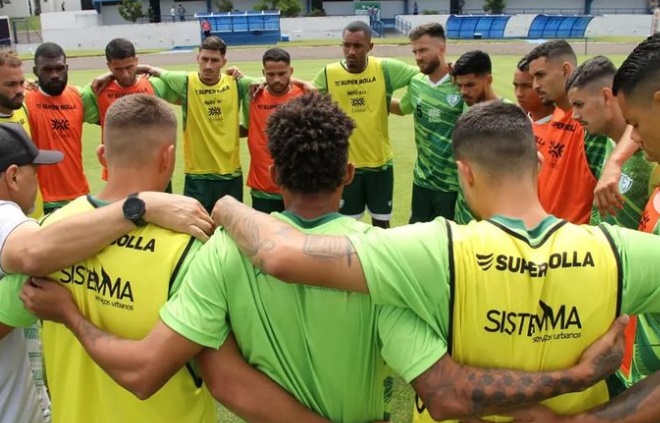 Jogadores da Jataiense em roda de oração