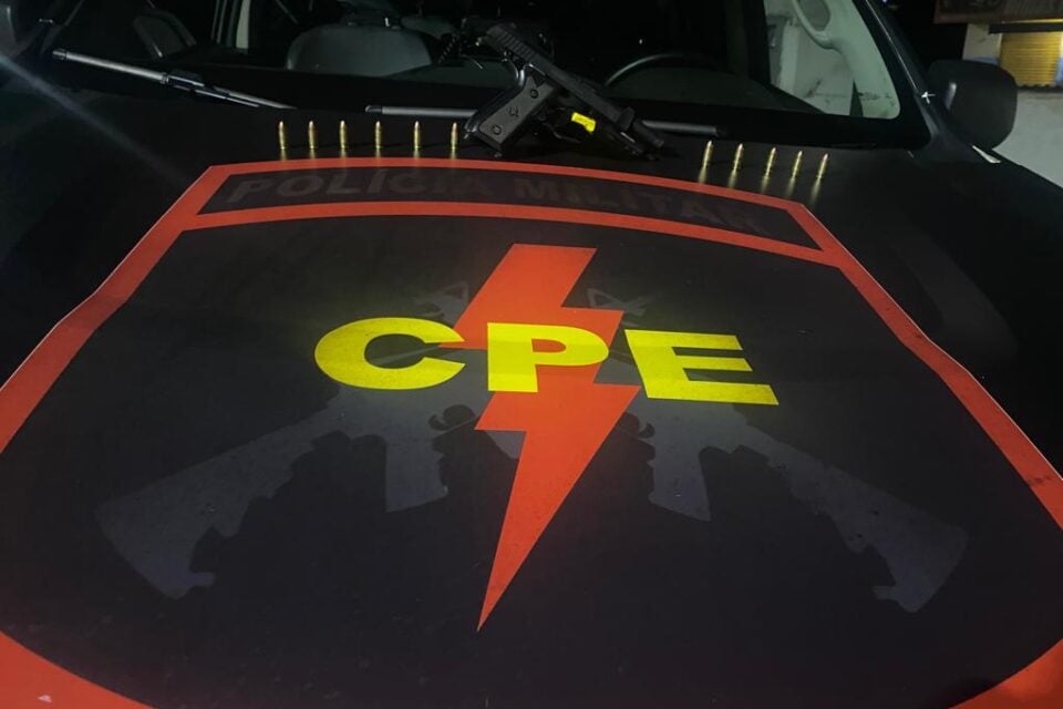 Arma foi apreendida com o criminosos (Foto: Divulgação/CPE)
