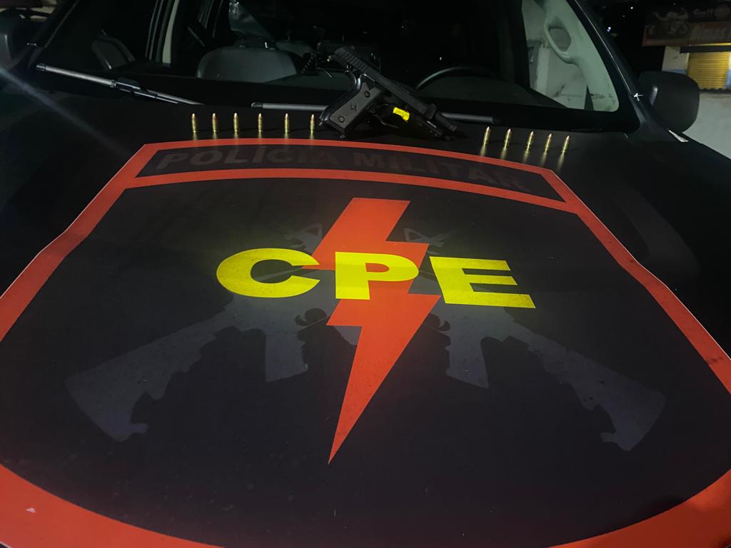 Arma foi apreendida com o criminosos (Foto: Divulgação/CPE)