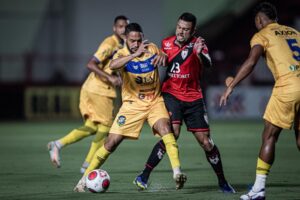 Bola sendo disputada entre Atlético Goianiense e Iporá