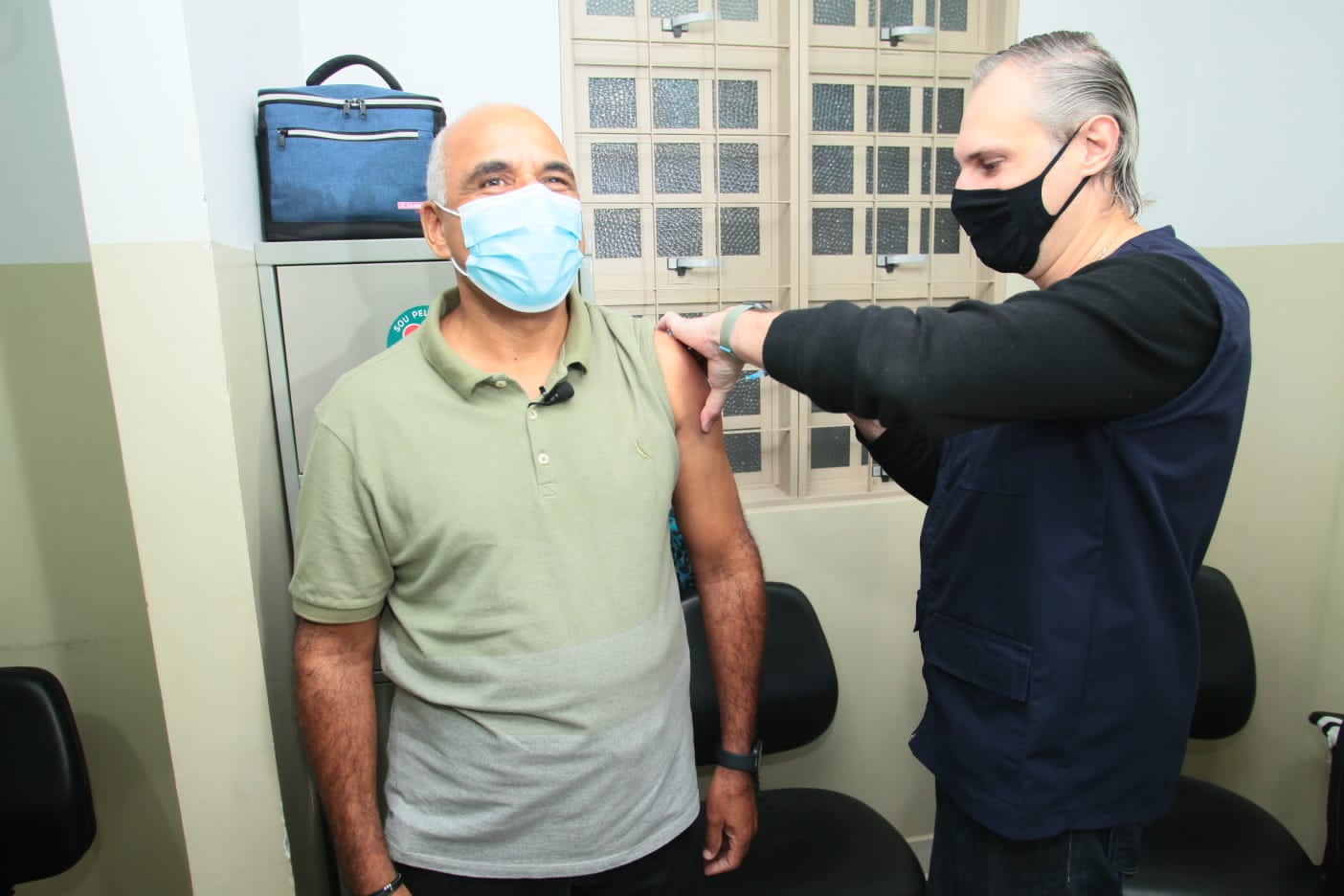 Rogério Cruz recebe dose de reforço em ação do Dia D de vacinação contra Covid, em Goiânia