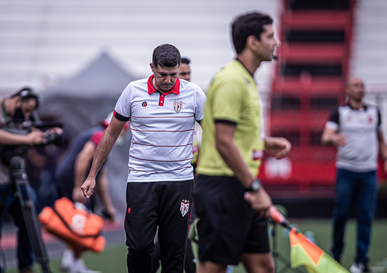 Eduardo Souza cabisbaixo no Accioly