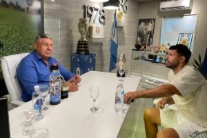 Agüero em conversa com o presidente da AFA, Claudio Tapia