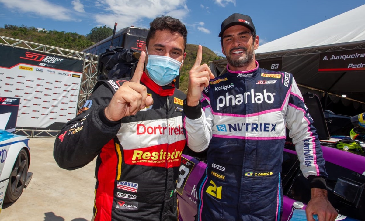 Raphael Teixeira (esquerda) junto com Thiago Camilo (direita)