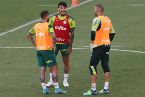 Gustavo Gomez ao lado de Zé Rafael e Weverton