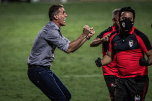 Vagner Mancini comemorando no Atlético Goianiense