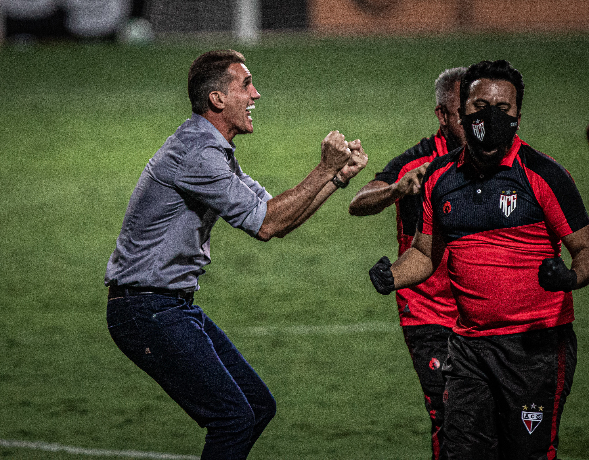 Vagner Mancini comemorando no Atlético Goianiense