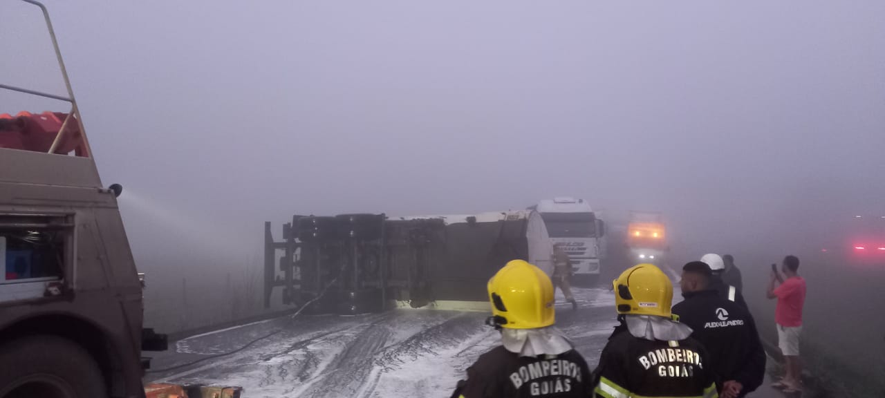 Acidente entre dois caminhões interdita BR-153 entre os municípios de Morrinhos e Goiatuba