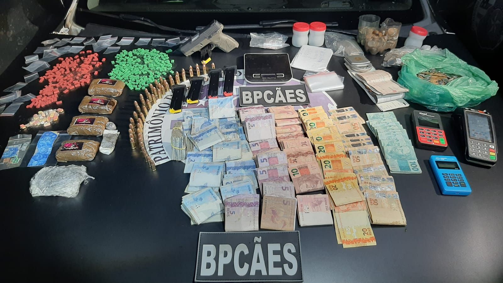 Homem é preso após cães farejadores encontrarem drogas em caixa de suco em Goiânia