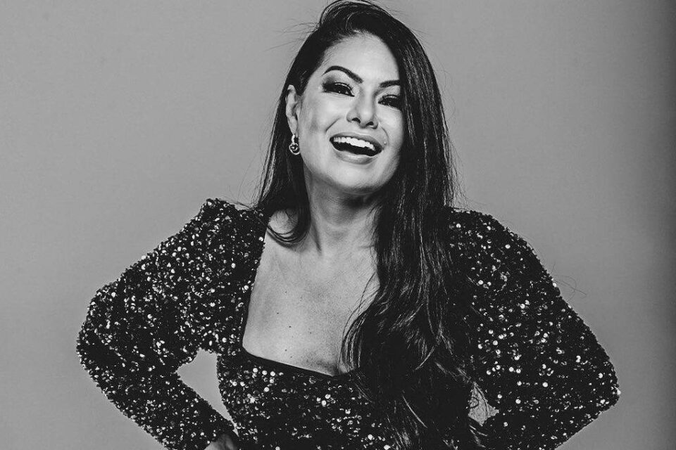 Cantora estava fazendo terapia renal e hemodiálise. Calcinha Preta muda logomarca da banda para homenagear Paulinha Abelha