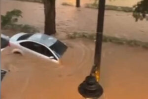Ao menos 38 pessoas morreram, segundo o Corpo de Bombeiros. Vídeos mostram enxurrada arrastar carros em Petrópolis, no Rio; assista