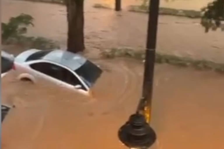 Ao menos 38 pessoas morreram, segundo o Corpo de Bombeiros. Vídeos mostram enxurrada arrastar carros em Petrópolis, no Rio; assista