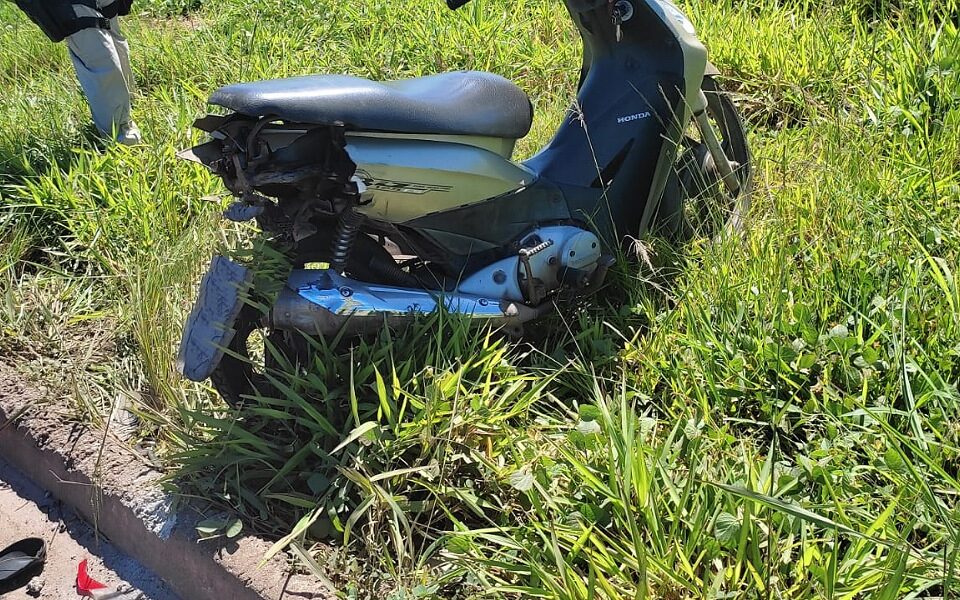Motocicleta atingida no acidente