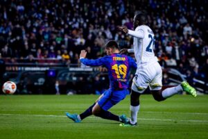 Ferran Torres tenta finalização em jogo entre Barcelona e Napoli