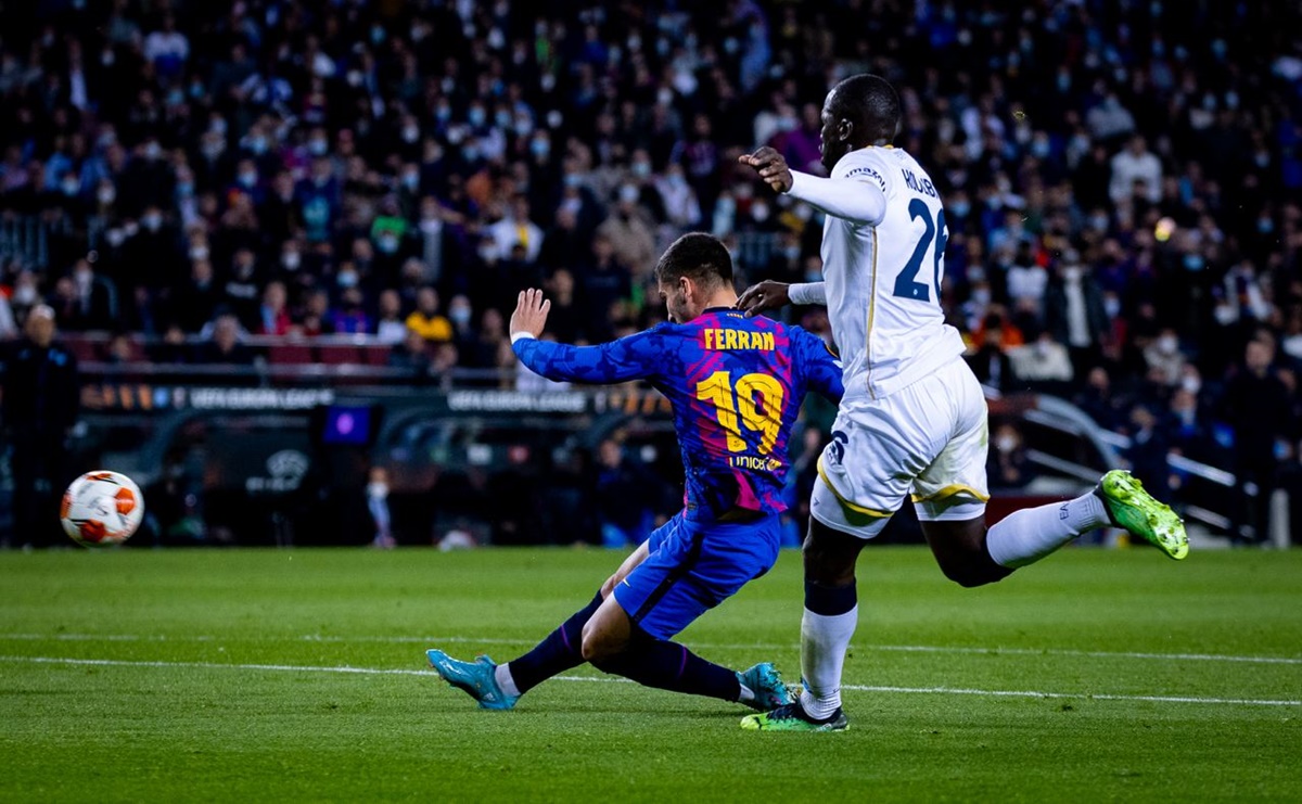 Ferran Torres tenta finalização em jogo entre Barcelona e Napoli