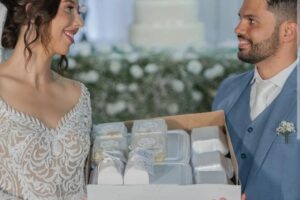 Noivos fazem delivery de comidas para os convidados em Israelândia