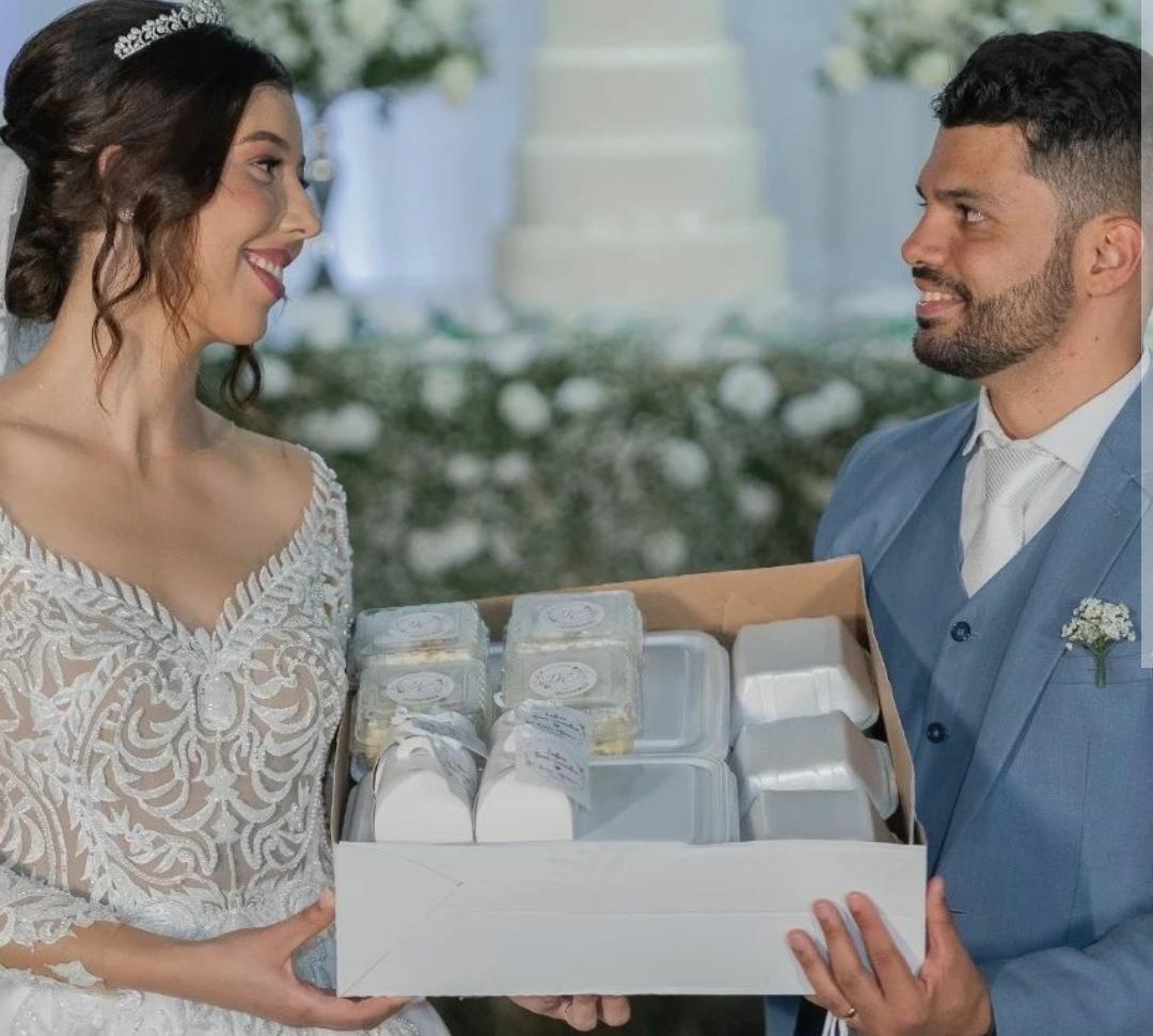 Noivos fazem delivery de comidas para os convidados em Israelândia