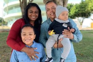 Menino que despencou de toboágua em clube de Caldas Novas aparece vestido de azul, à frente dos pais e ao lado do irmão