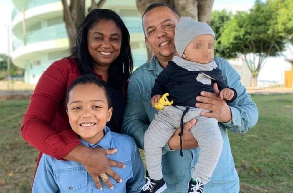 Menino que despencou de toboágua em clube de Caldas Novas aparece vestido de azul, à frente dos pais e ao lado do irmão