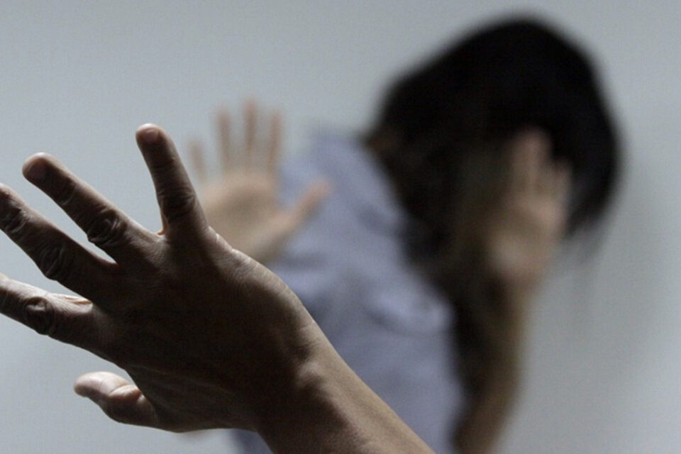 Um jovem de 19 anos está preso suspeito de queimar o rosto da própria esposa com cigarro, em Catalão, por ela não ter feito o jantar