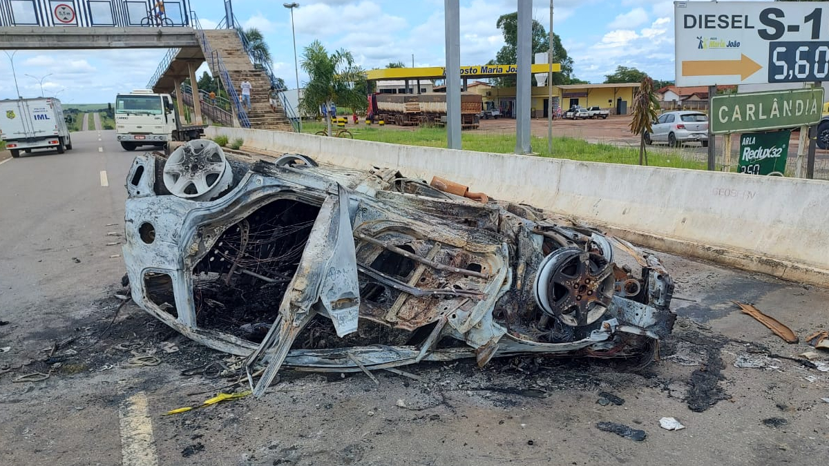 Duas pessoas morrem após carro capotar e pegar fogo na BR-060, em Indiara - sobreviventes