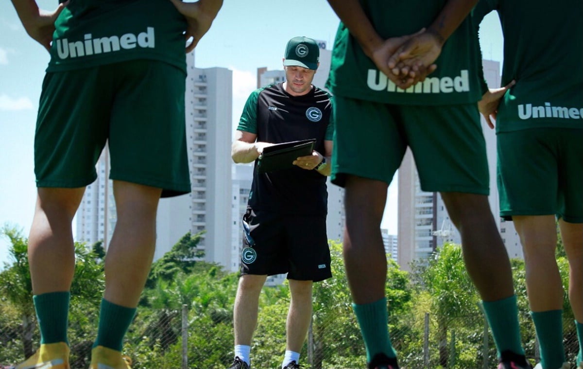 Bruno Pivetti conversa com jogadores em treinamento do Goiás