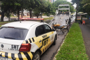 Condutor "esquece" moto em ciclofaixa de Goiânia e veículo é guinchado