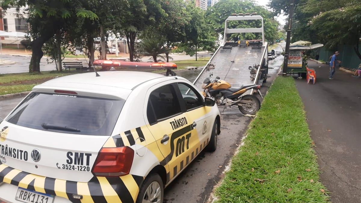 Condutor "esquece" moto em ciclofaixa de Goiânia e veículo é guinchado