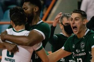 Jogadores do Goiás Vôlei comemoram ponto da equipe na Superliga