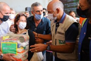 A Prefeitura de Goiânia iniciou, neste sábado (12), a entrega de 35 mil cestas básicas a famílias vulneráveis da capital. (Foto: Jackson Rodrigues/Prefeitura)