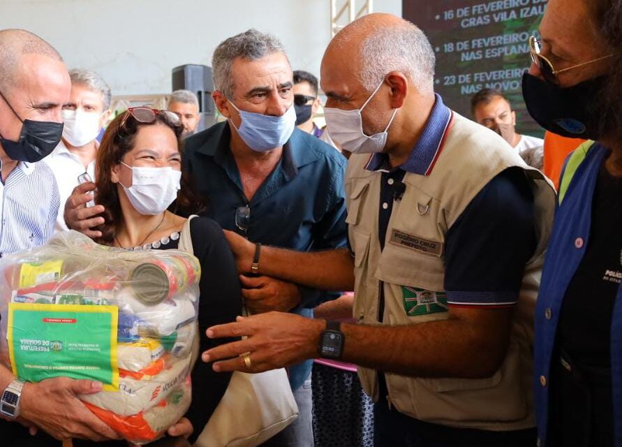 A Prefeitura de Goiânia iniciou, neste sábado (12), a entrega de 35 mil cestas básicas a famílias vulneráveis da capital. (Foto: Jackson Rodrigues/Prefeitura)