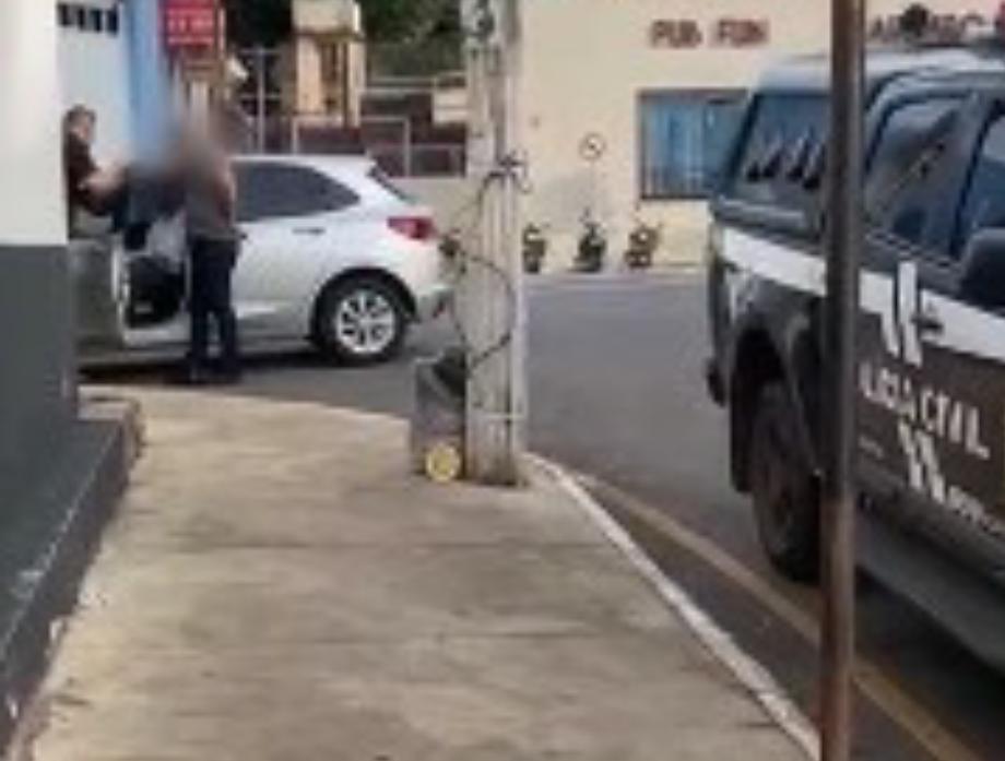 Homem é preso por dar tapa nas nádegas de mulher sem consentimento em Cumari