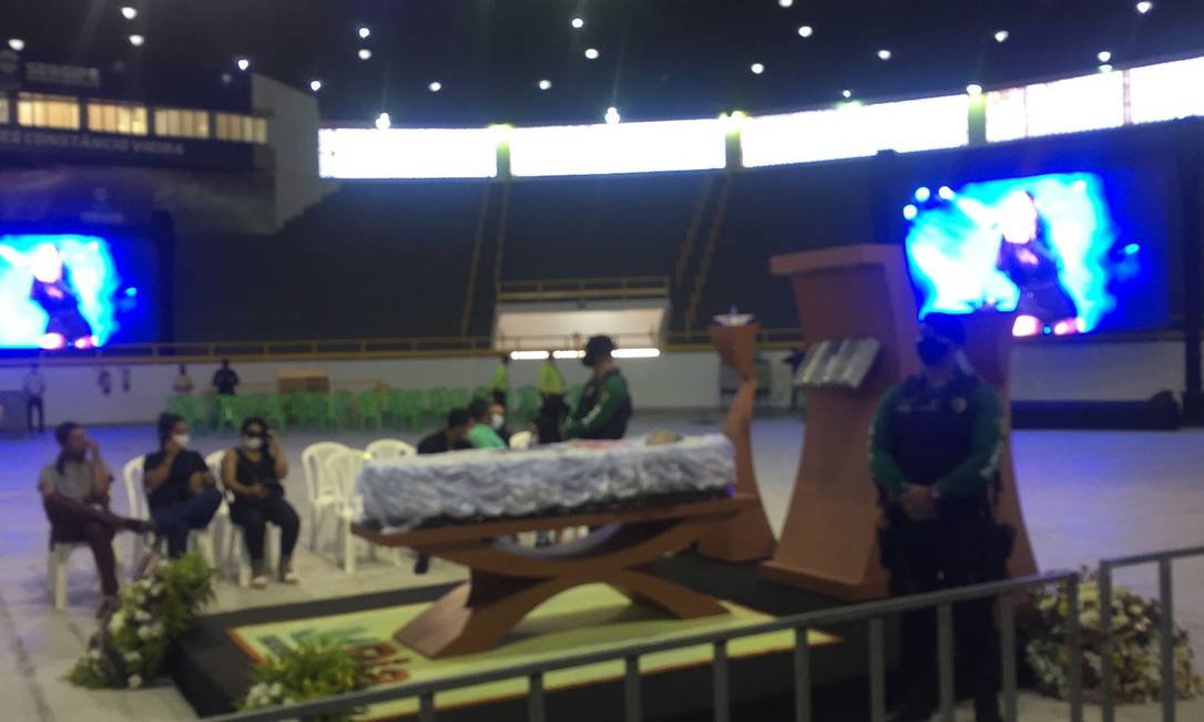 Vocalista da banda Calcinha Preta morreu após ser internada com problemas renais. Veja fotos do velório de Paulinha Abelha