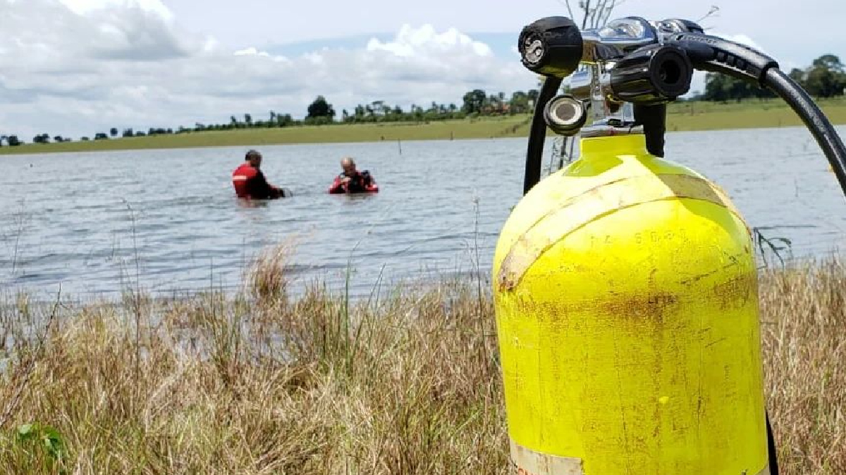 O corpo do homem estava a uma distância de dez metros da margem da represa e seis metros de profundidade (Foto: Divulgação - Bombeiros)
