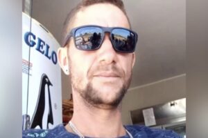 A Polícia Civil procura por Caio Francisco Morais, de 30 anos. O homem é suspeito de matar o comerciante, Claudiomar da Silva, com um tiro na cabeça ‘por engano’, em Caldas Novas. O suspeito fugiu depois dos disparos, mas chegou a prestar depoimento e confessar o crime. Porém, como não ficou preso, fugiu da cidade.