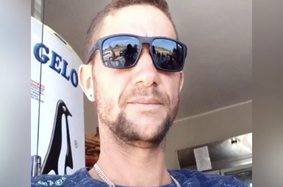 A Polícia Civil procura por Caio Francisco Morais, de 30 anos. O homem é suspeito de matar o comerciante, Claudiomar da Silva, com um tiro na cabeça ‘por engano’, em Caldas Novas. O suspeito fugiu depois dos disparos, mas chegou a prestar depoimento e confessar o crime. Porém, como não ficou preso, fugiu da cidade.
