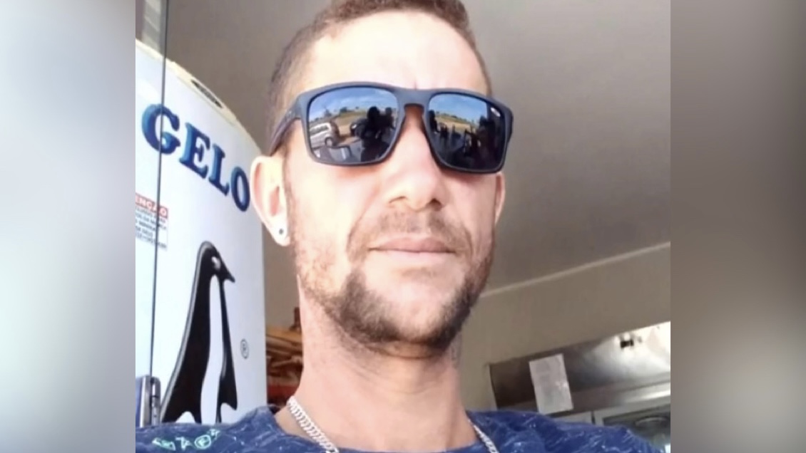 A Polícia Civil procura por Caio Francisco Morais, de 30 anos. O homem é suspeito de matar o comerciante, Claudiomar da Silva, com um tiro na cabeça ‘por engano’, em Caldas Novas. O suspeito fugiu depois dos disparos, mas chegou a prestar depoimento e confessar o crime. Porém, como não ficou preso, fugiu da cidade.