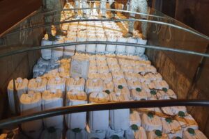 A Polícia Militar (PM) apreendeu 20 toneladas de agrotóxicos contrabandeados, em Goiânia. Os militares afirmam que a apreensão, que ocorreu na madrugada desta quarta-feira (22), é maior de defensivos agrícolas contrabandeados no estado de Goiás.