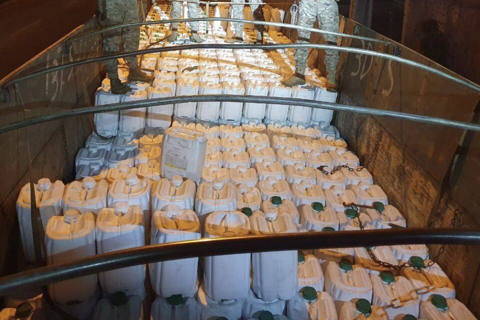 A Polícia Militar (PM) apreendeu 20 toneladas de agrotóxicos contrabandeados, em Goiânia. Os militares afirmam que a apreensão, que ocorreu na madrugada desta quarta-feira (22), é maior de defensivos agrícolas contrabandeados no estado de Goiás.