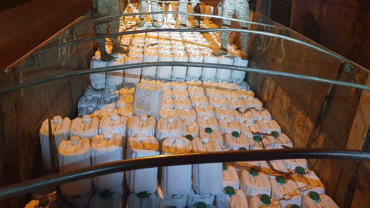 A Polícia Militar (PM) apreendeu 20 toneladas de agrotóxicos contrabandeados, em Goiânia. Os militares afirmam que a apreensão, que ocorreu na madrugada desta quarta-feira (22), é maior de defensivos agrícolas contrabandeados no estado de Goiás.