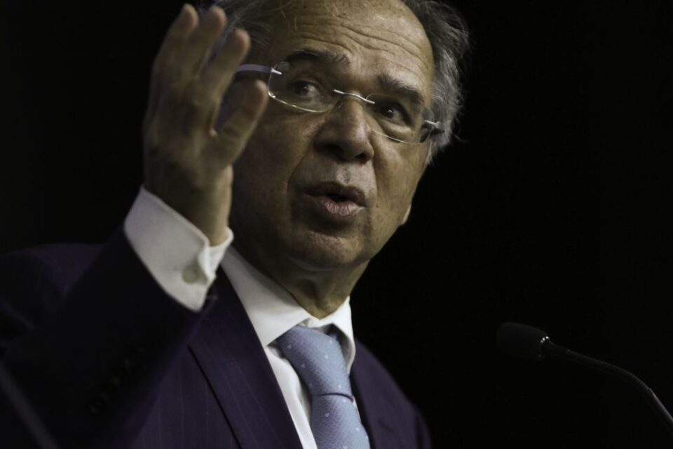Guedes rejeita cortar imposto da gasolina, mas concorda em reduzir 'um pouco' do diesel