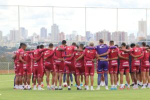 Jogadores do Vila Nova reunidos no gramado