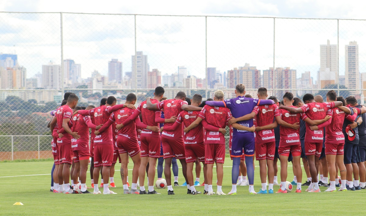 Jogadores do Vila Nova reunidos no gramado
