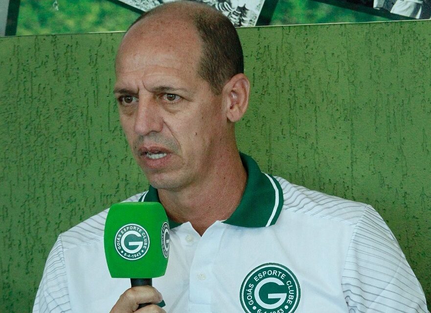 Célio Lúcio sendo apresentado no Goiás