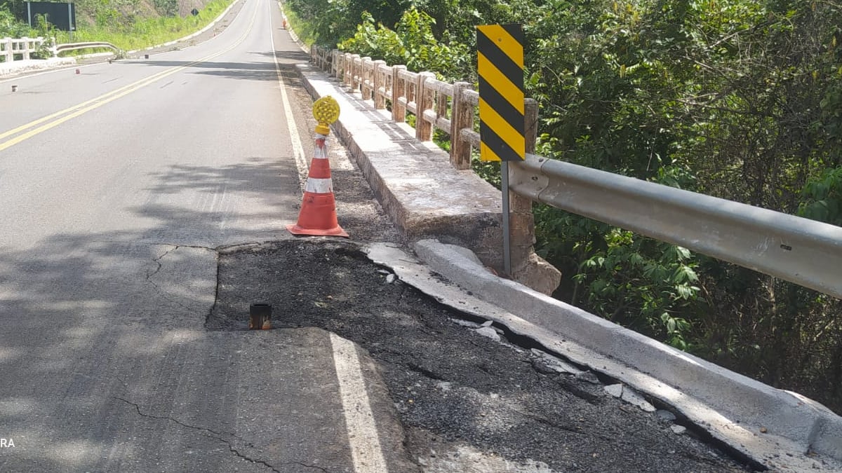 A BR-414 foi totalmente interditada no km 255, no fim da manhã desta quarta-feira (16), em Niquelândia. De acordo com a Polícia Rodoviária Federal (PRF), fortes chuvas comprometeram a estrutura da ponte que passa sobre o Rio Valentins, entre os povoados de Faz tudo e Quebra Linha.