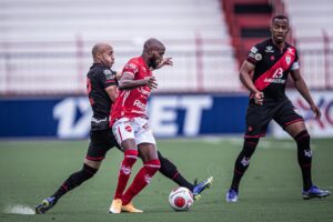 Dudu marcando Jean Silva no clássico