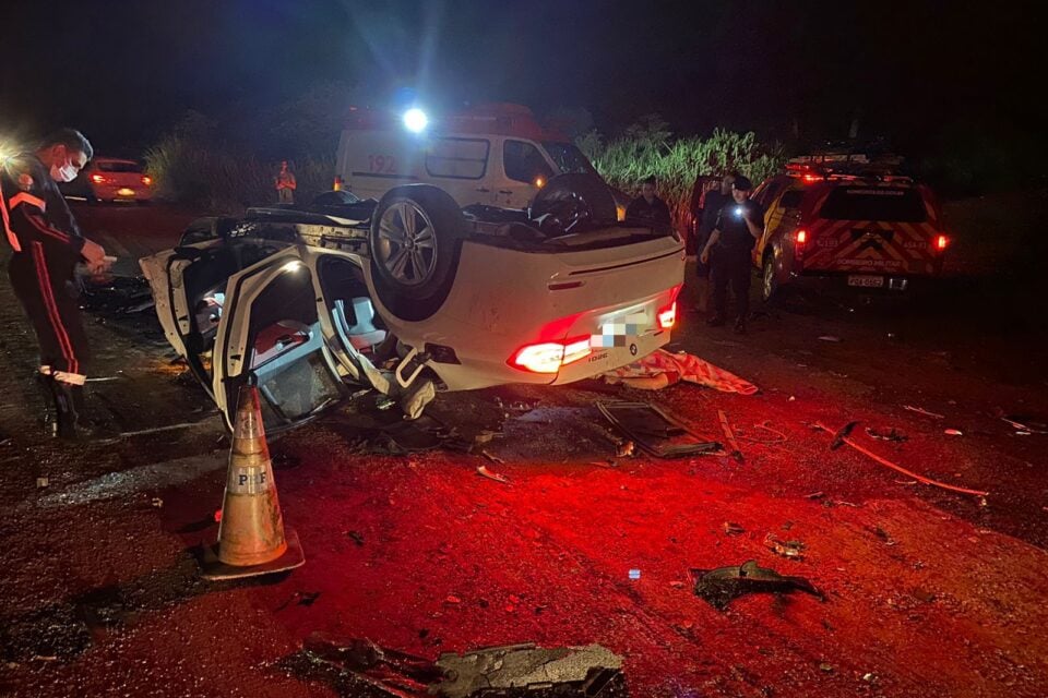 Três jovens morrem e uma quarta fica ferida após carro colidir na traseira de caminhão na BR-153